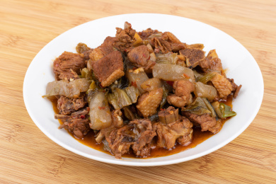 盘子里的酸菜魔芋烧鸭