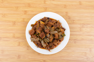 盘子里的酸菜魔芋烧鸭