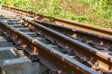 野外老旧生锈的铁路分叉铁轨和铆钉特写
