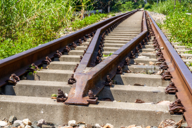 野外老旧生锈的铁路分叉铁轨和铆钉特写