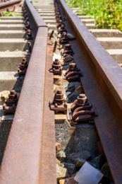 野外老旧生锈的铁路分叉铁轨和铆钉特写