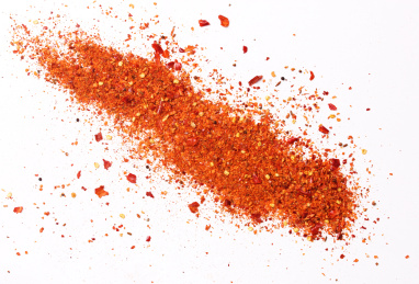 白色纸上面的辣椒粉