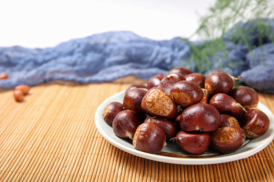 新鲜采摘的板栗