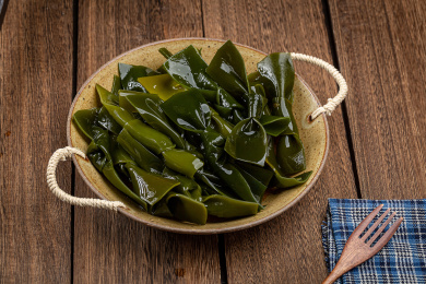 装在盘子里的海带扣