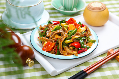 家常美食特色菜蒜苗炒肚条