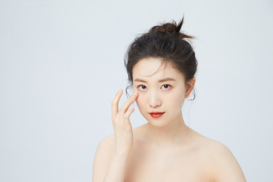 影棚白背景东方年轻女性美容肖像