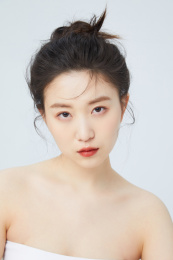 影棚白背景东方年轻女性美容肖像
