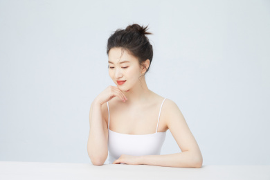 影棚白背景东方年轻女性美容肖像