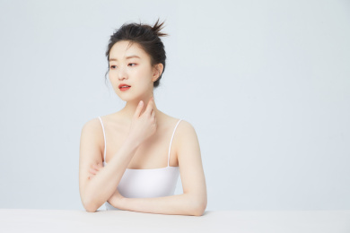 影棚白背景东方年轻女性美容肖像