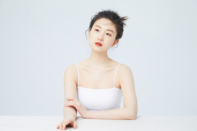 影棚白背景东方年轻女性美容肖像