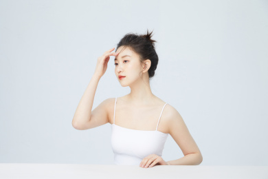影棚白背景东方年轻女性美容肖像