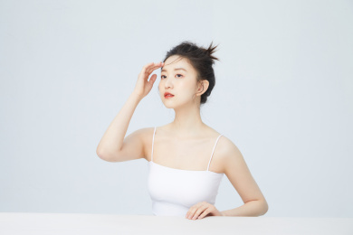 影棚白背景东方年轻女性美容肖像