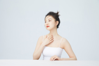 影棚白背景东方年轻女性美容肖像