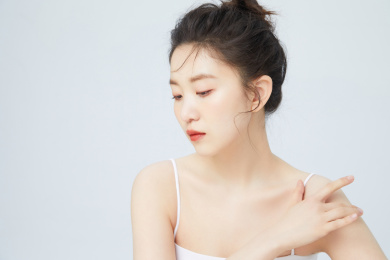 影棚白背景东方年轻女性美容肖像