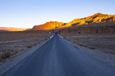 中国西藏高原日落时荒漠公路