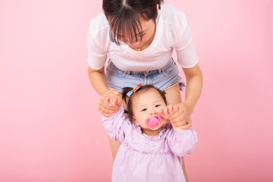 使用安抚奶嘴的可爱宝贝