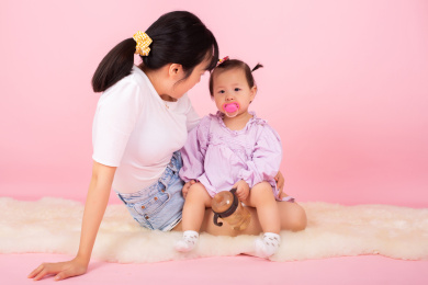 使用安抚奶嘴的可爱宝贝