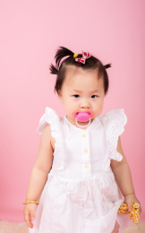 使用奶嘴的可爱宝宝