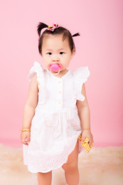 使用奶嘴的可爱宝宝