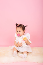 使用奶嘴的可爱宝宝