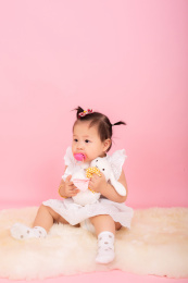 使用奶嘴的可爱宝宝