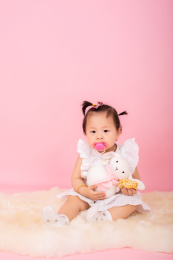 使用奶嘴的可爱宝宝