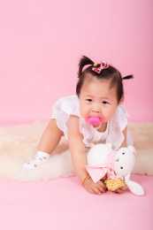 使用奶嘴的可爱宝宝