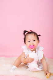 使用奶嘴的可爱宝宝