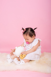 使用奶嘴的可爱宝宝