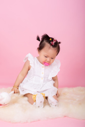 使用奶嘴的可爱宝宝