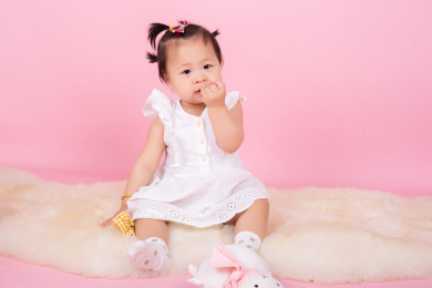 使用奶嘴的可爱宝宝