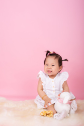 使用奶嘴的可爱宝宝