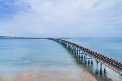 中国辽宁省锦州市太和区白沙湾人工岛跨海大桥