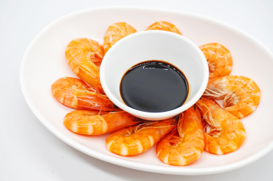 白背景一盘粤菜白灼虾特写