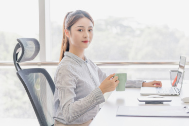 商务女性在办公室内工作
