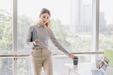 商务女性在办公室内