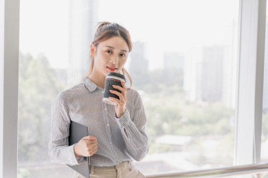 商务女性在办公室内