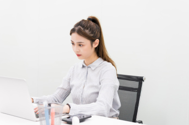 亚裔商务女性前台工作形象