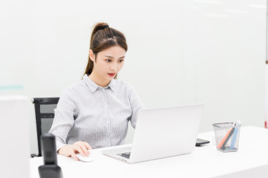 亚裔商务女性前台工作形象