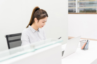 亚裔商务女性前台工作形象