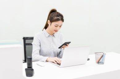 亚裔商务女性前台工作形象