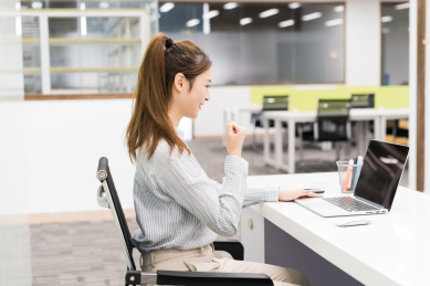 亚裔商务女性前台工作形象