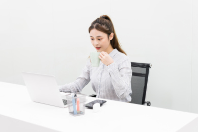 亚裔商务女性前台工作形象