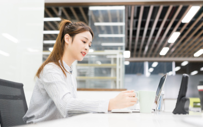 亚裔商务女性前台工作形象