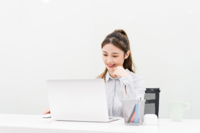 亚裔商务女性前台工作形象