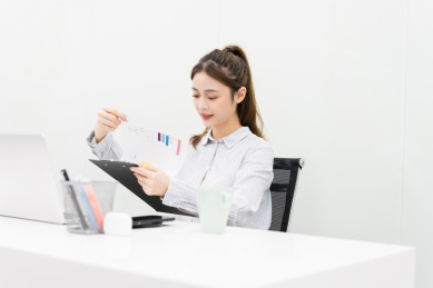 亚裔商务女性前台工作形象