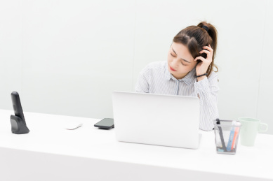 亚裔商务女性前台工作形象