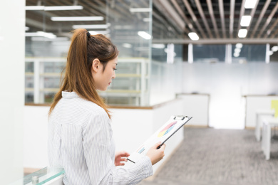 亚裔商务女性前台工作形象