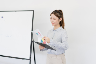 商务女性在会议室内做工作汇报
