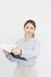 商务女性在会议室内做工作汇报